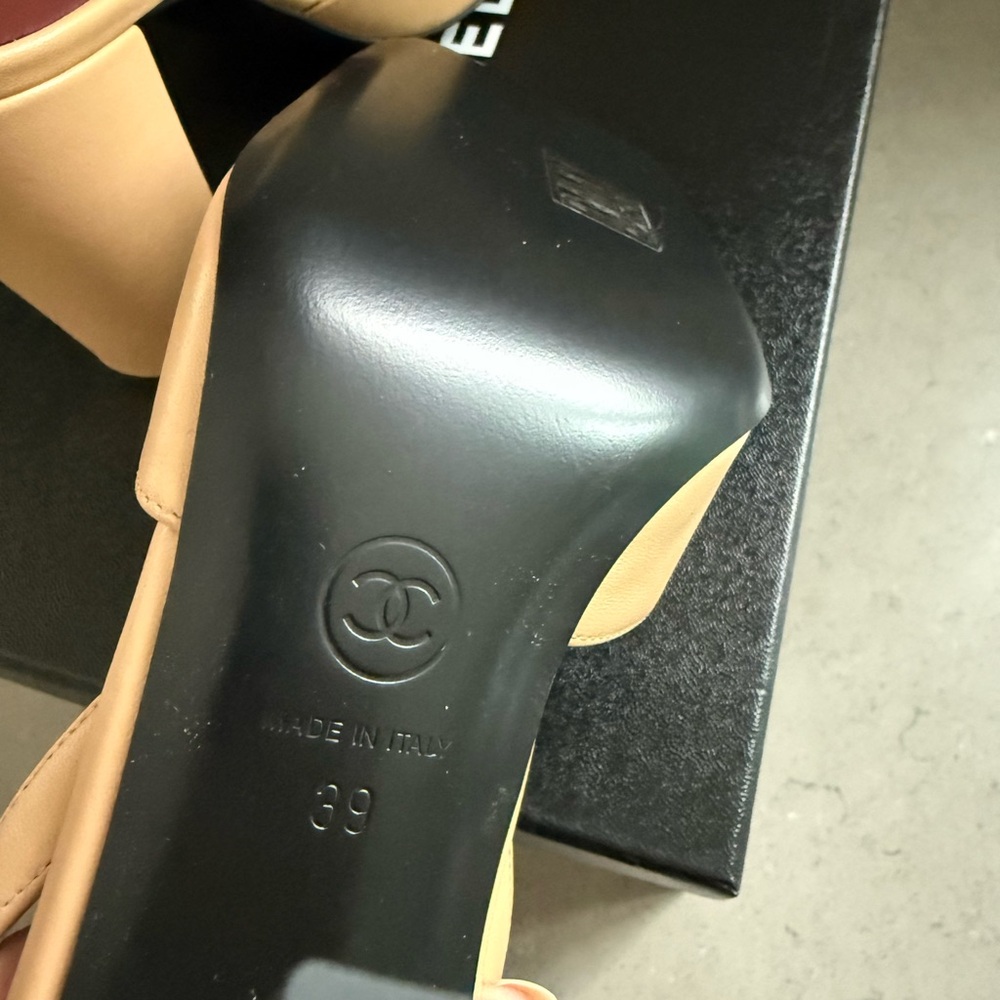 BNWT Chanel 26S Lambskin & Patent Calfskin Beige/Black Slingback Shoes Size 39 - Picture 9 of 11